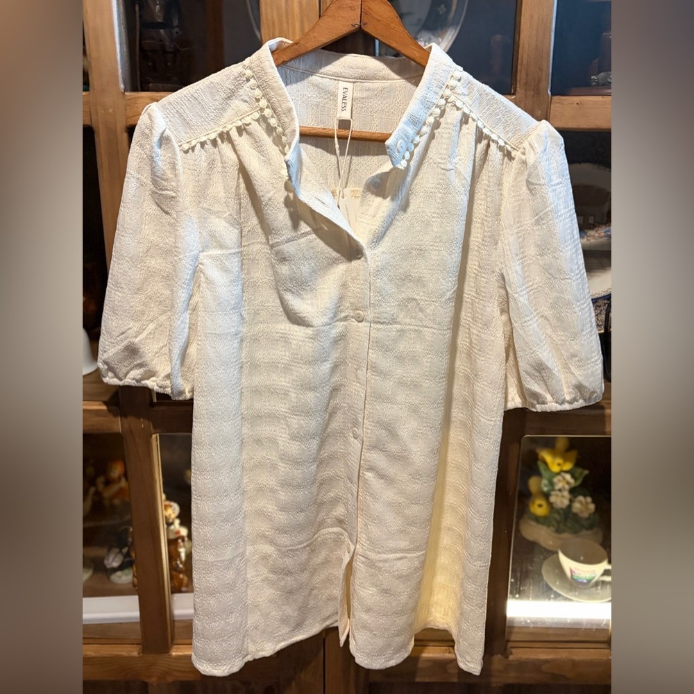 Evaless Button Down Short Sleeve Top Size Medium Beige Elegant Women's NWT - Picture 2 of 9